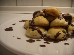 Profiterolles m. is og chokoladesovs