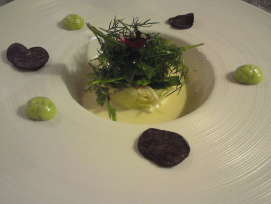 Salat af kongekrabbe med krydderurter, fennikel, dild mayonnaise, blå kartofler og varm krabbefløde Salat af kongekrabbe med krydderurter