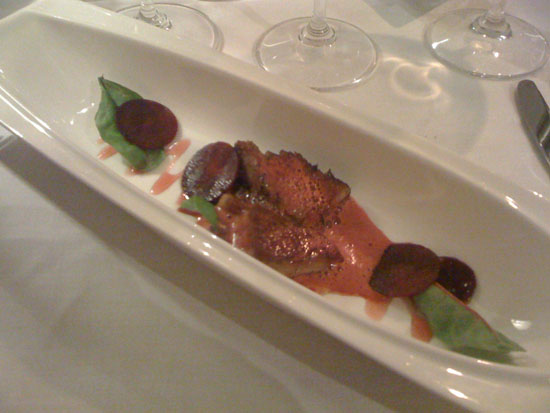 Stegt foie gras serveret med langtidsbraiseret svinebryst og variation over rødbede Stegt foie gras serveret med langtidsbraiseret svinebryst