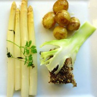 Hvide asparges, bagt lange med crumble og asparges/hvidvinssauce