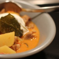 Curry med svin og kartofler