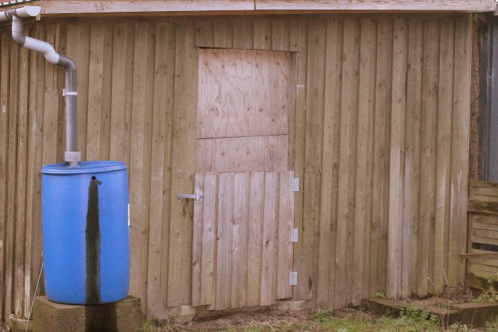 Bagenden af garagen.