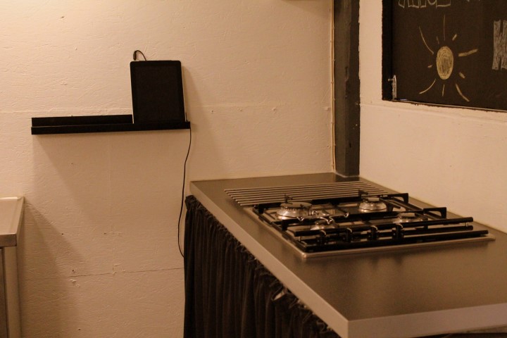 Billig IKEA bordplade, SMEG gaskogeplade. Musikken leveres af en gammel udtjent iPad.