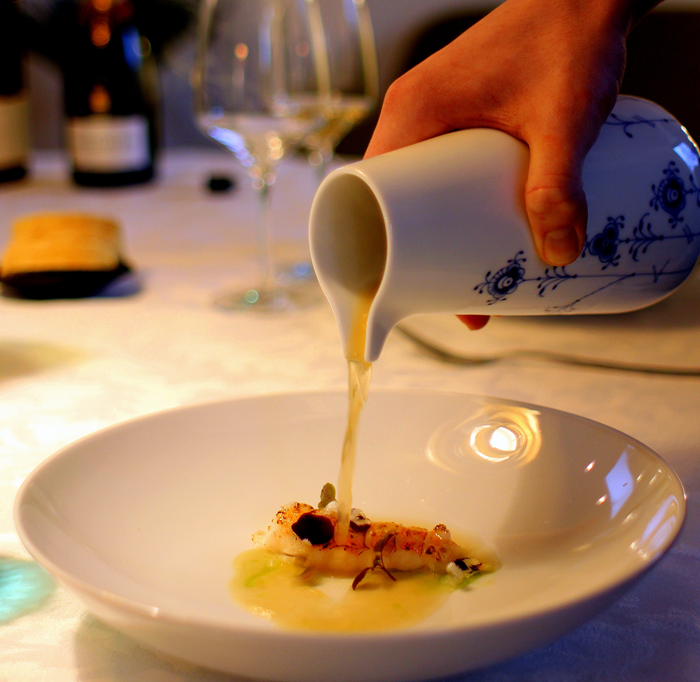 Grillet jomfruhummer med reduceret consommé, candyfloss, urteolie og et udvalg af karser og blomster...