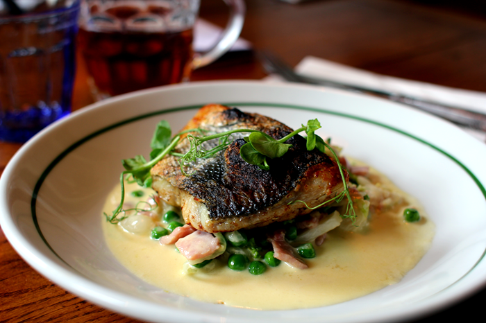 Friskfanget skinstegt fisk...