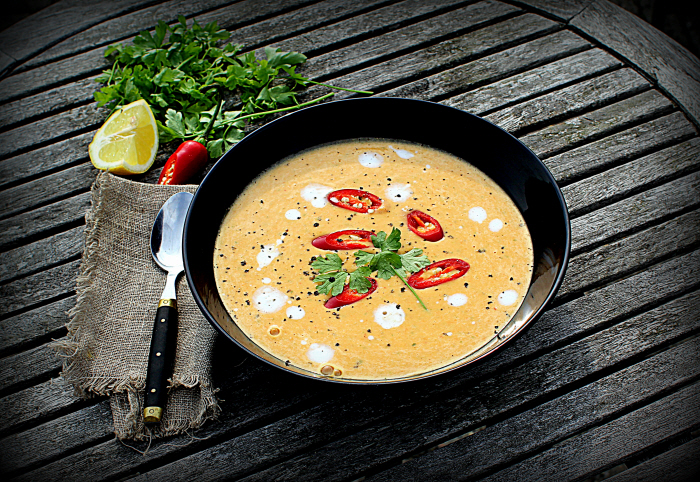 Rød linse suppe med chili, ingefær og persille...