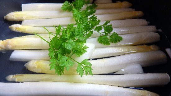 Hvide asparges, bagt lange med crumble og asparges/hvidvinssauce