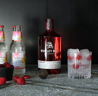 Whitley Neill Rasberry med friske hindbær - awesome! Tuesdays GT: Whitley Neil – Rasberry Gin med friske hindbær