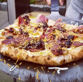 Hjemmelavet stenovnspizza med røget and, balsamicoløg og karamelsten