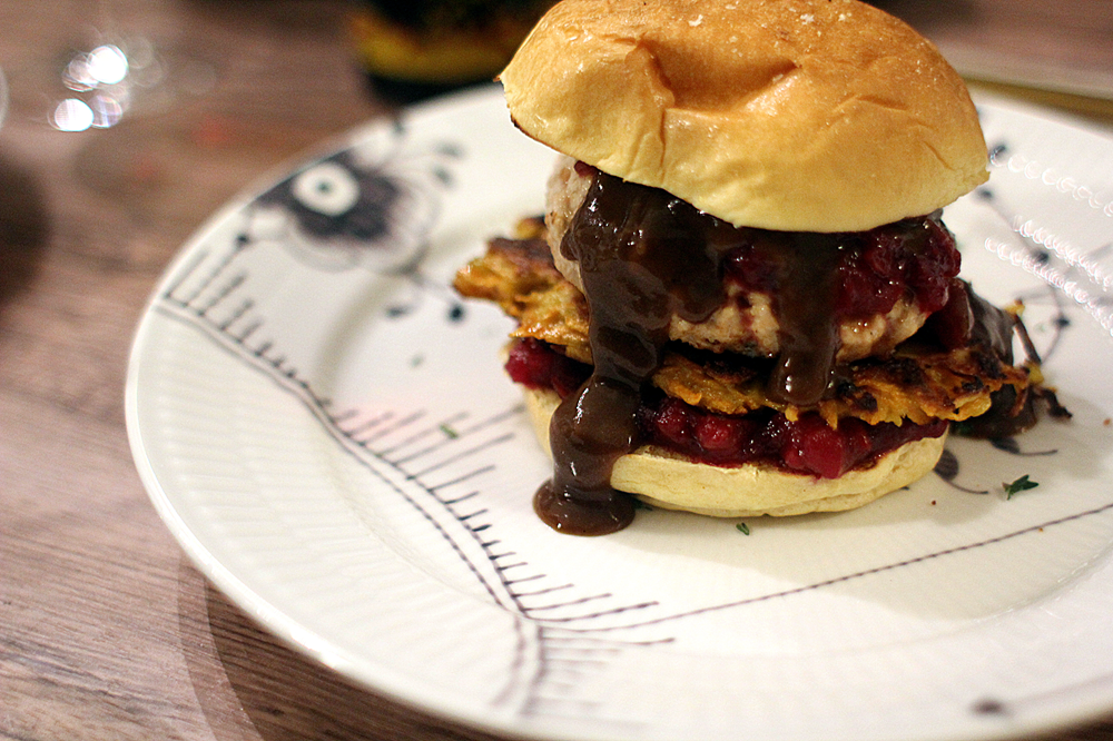 Kalkun Burger med cranberry-relish, rösti og brun sovs